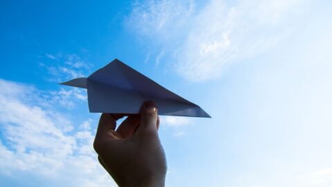 كيف تصنع طائرة ورقية ؟